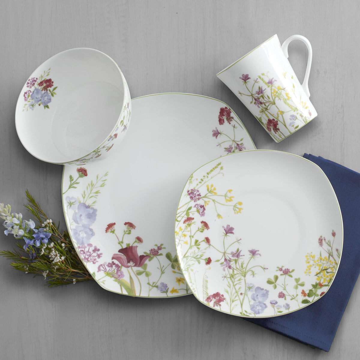 16-Piece Bone China Dinnerware Set Service for 4 Y791029